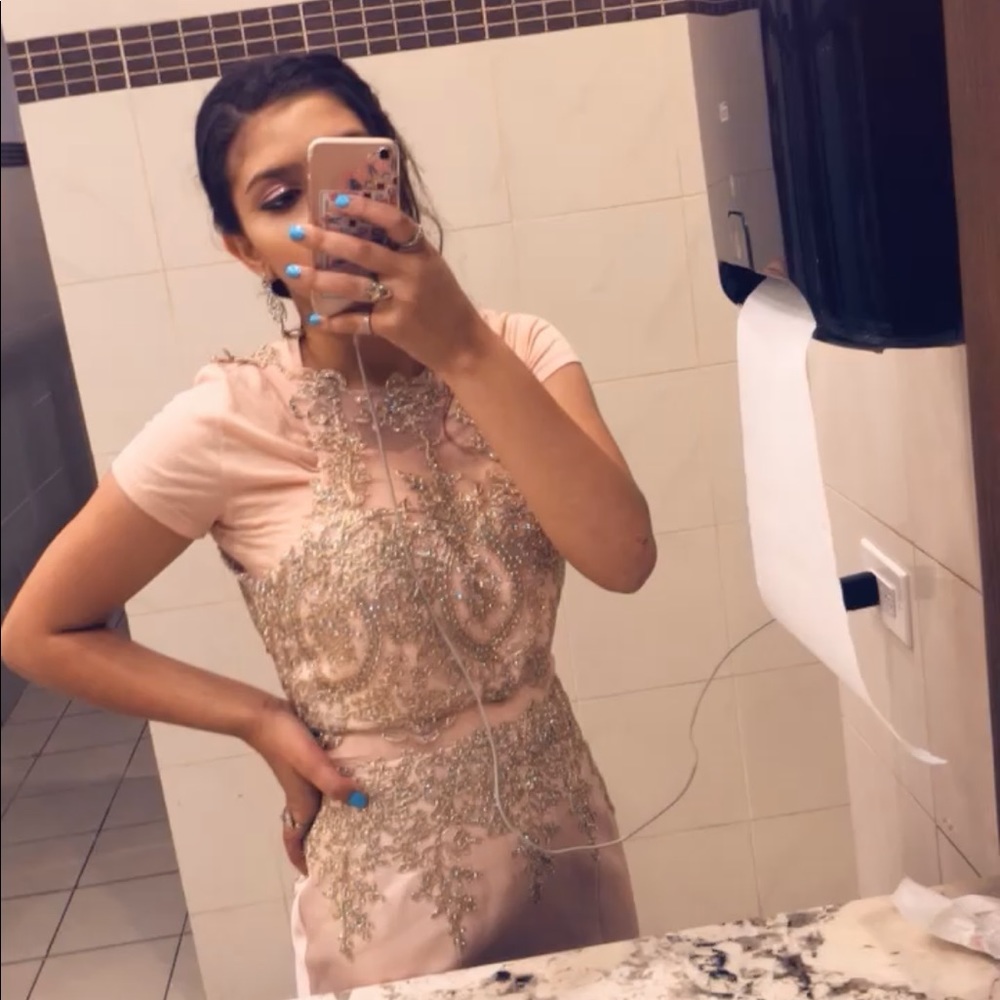 selling a dress worn once clean and nothing wrong - Picture 1 of 5